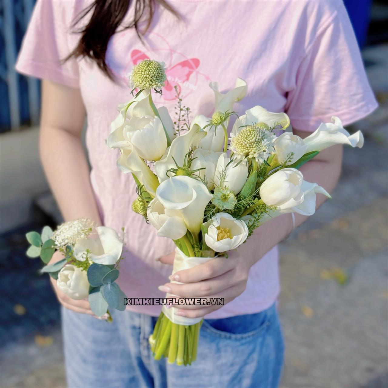 Hoa tulip trắng kết hợp với Calla lily trắng tạo nên bó hoa cầm tay cô câu trang nhã, sang trọng và tinh tế
